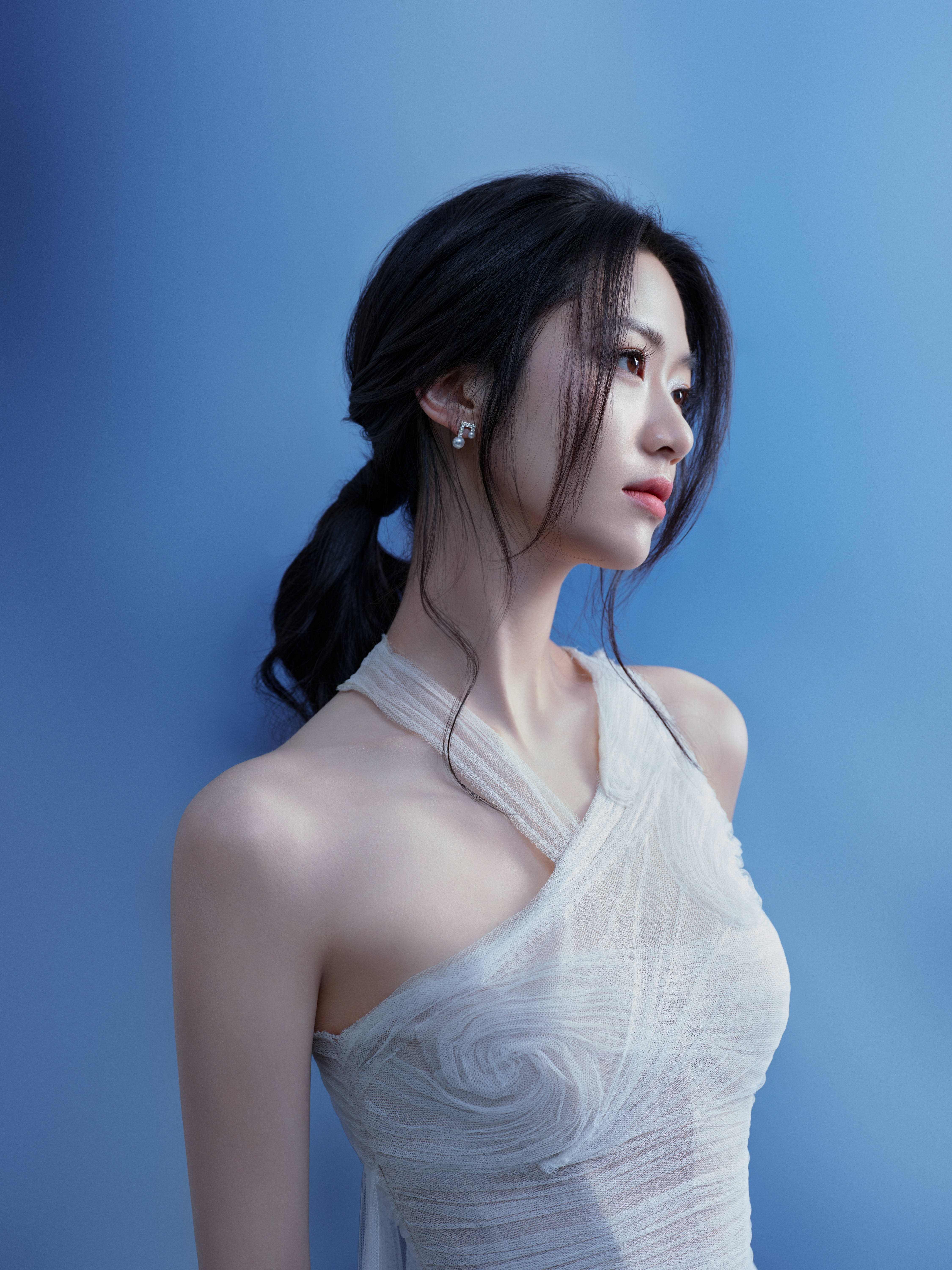 向涵之纱裙裁云作袂，斜肩勾出锁骨的温柔弧线，珍珠腕间绕成月光的絮语。