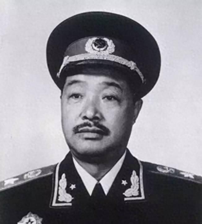 贺龙与彭德怀性格相似，为何在1958年面对粟裕时，两人对他的态度却完全不同？1
