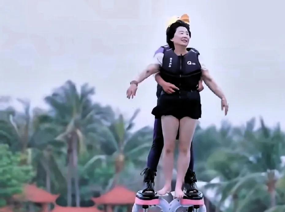 黄圣依妈妈玩水上飞人，好厉害的老太太！她都70岁了，一点也不害怕，还很开心！都说