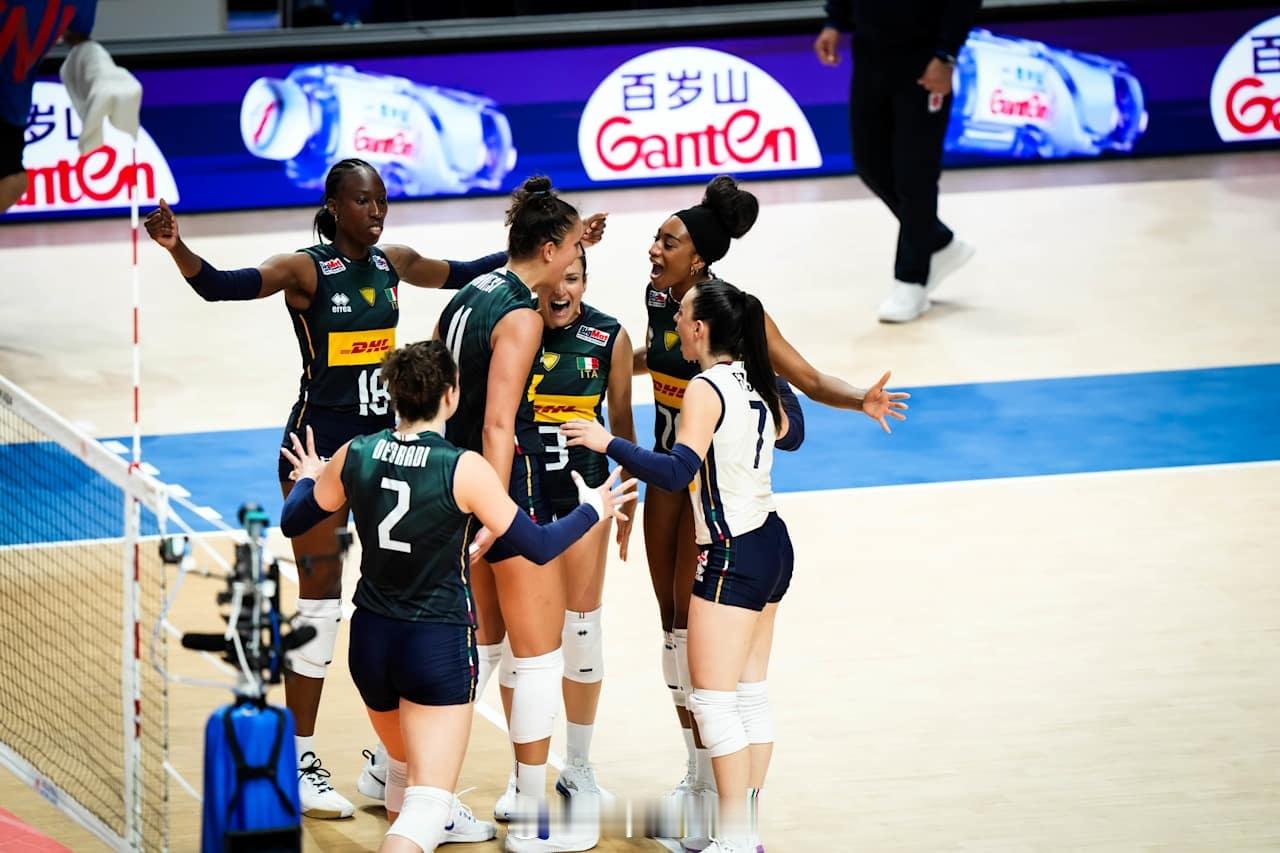 【国家女排联赛意大利挽救4赛点3-2险胜日本取七连胜】2025世界女排联赛国家