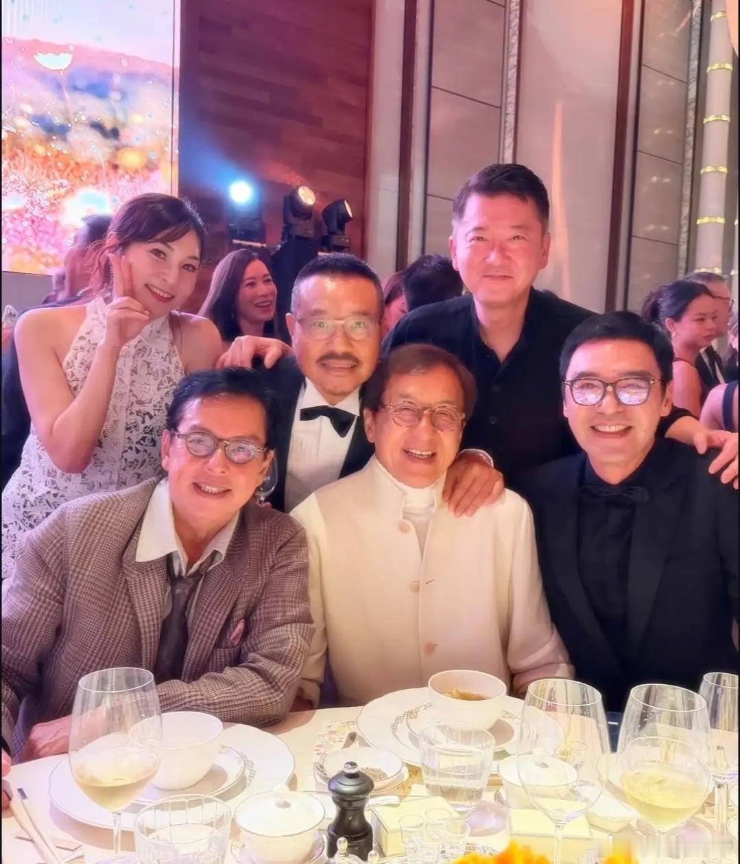 成龙香港参加婚宴，与曾志伟谭咏麟钟镇涛苗侨伟同框，佘诗曼也在！