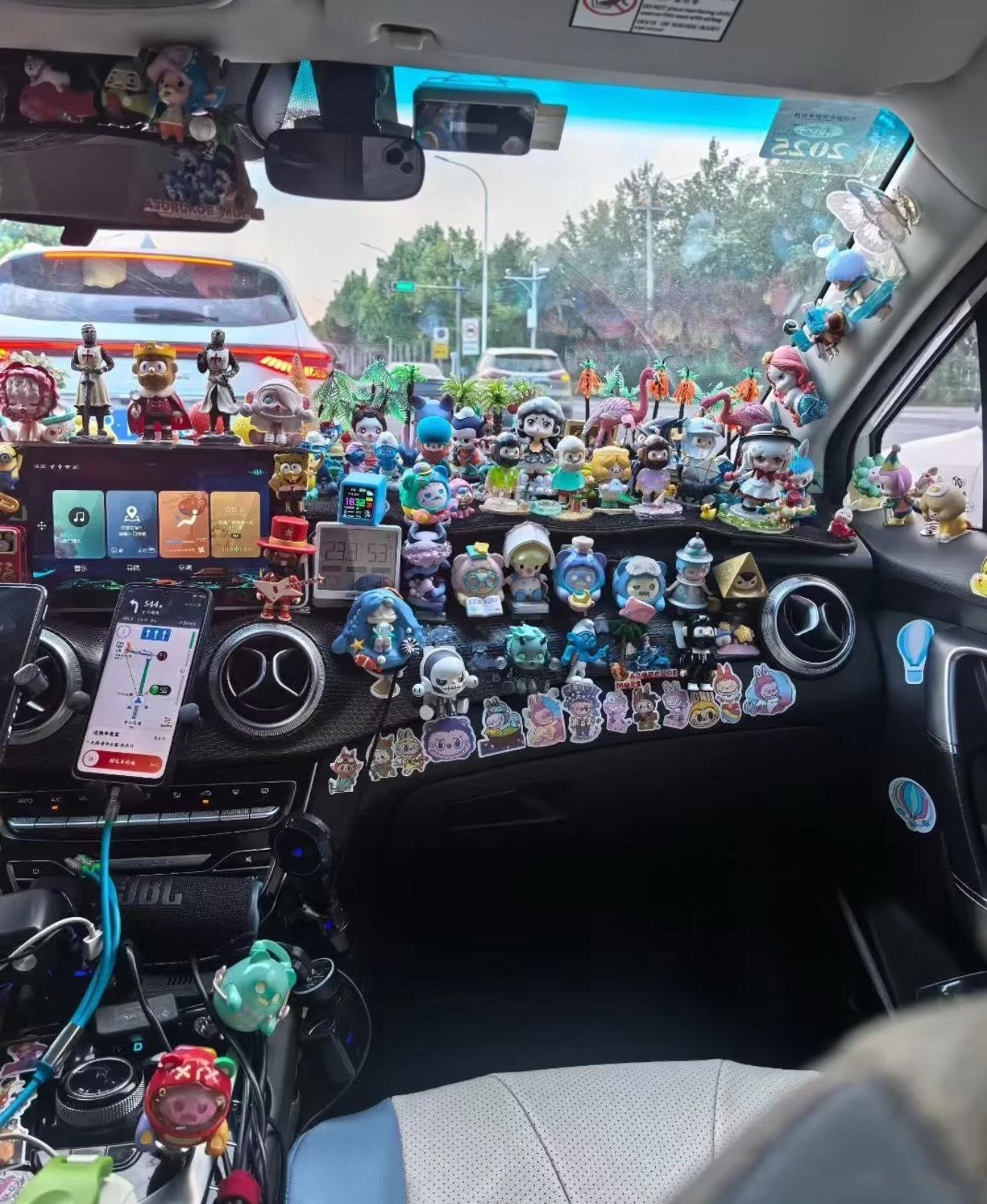 不要在车里放小玩偶了除了中控台摆小玩偶，还有方向盘上镶钻的