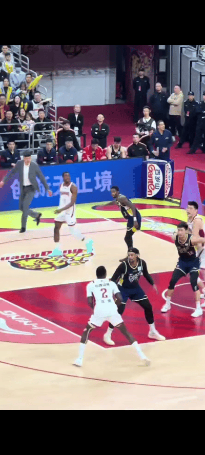 曾几何时，广东男篮竟然以安全完成比赛为目标！广东对阵山西这个防守换个人搞不好直