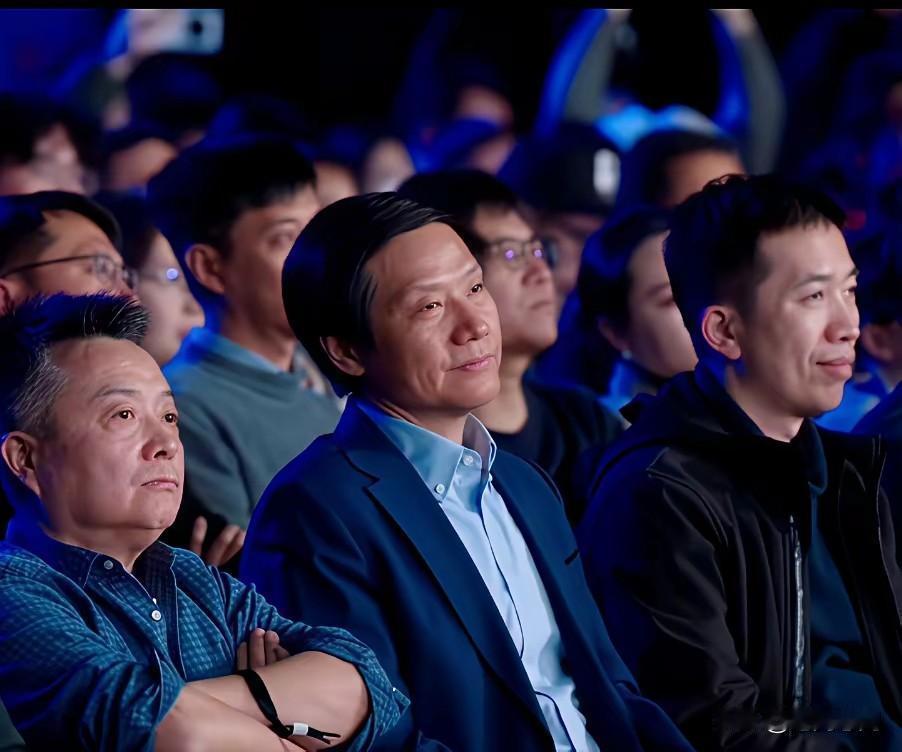 小米新手机发布会，雷总表情略显疲倦！不知道是什么原因？大概率最近比较忙吧！雷总