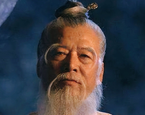 袁天罡出游时肚子饿了，随便找了一个饭馆吃饭。抬头一看，女掌柜面如满月，大惊：“你