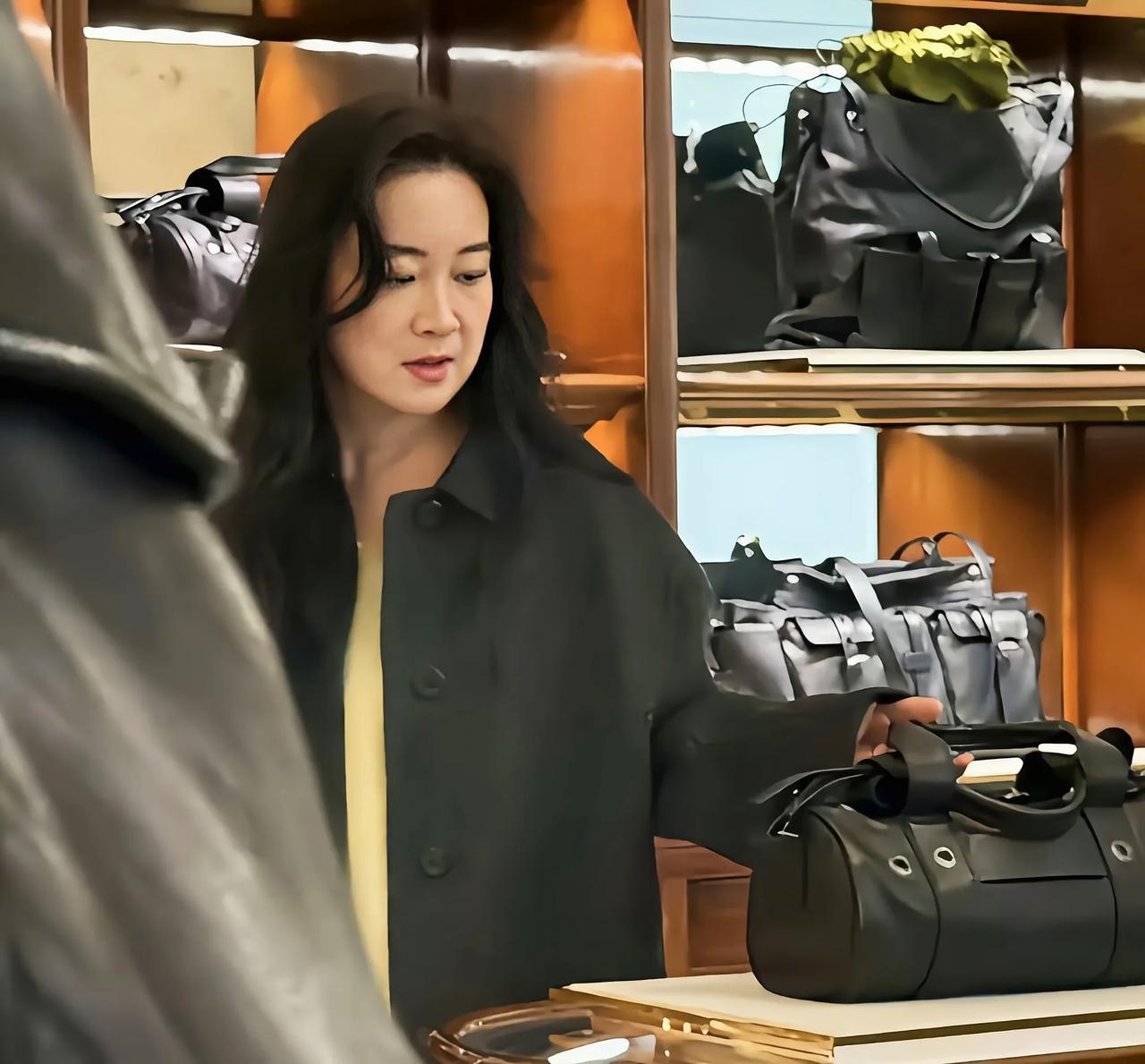 贾玲现身意大利某奢侈店，身形高挑，一件针织衫搭长裤有气质贾玲变漂亮了，大波浪披