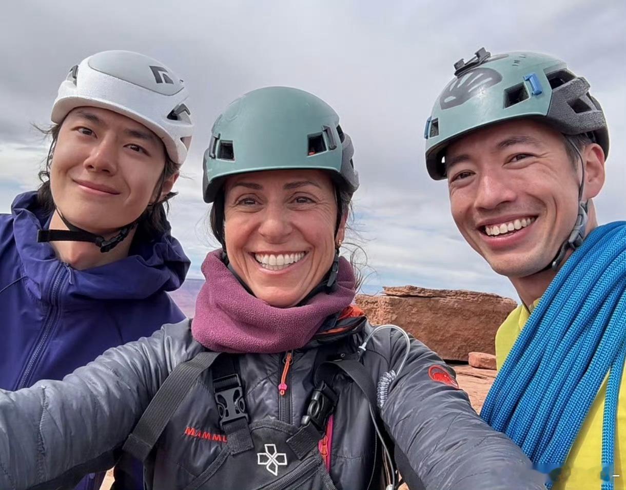 王一博新合照啊啊啊啊啊笑起来好乖小狗🥺🤲🏻