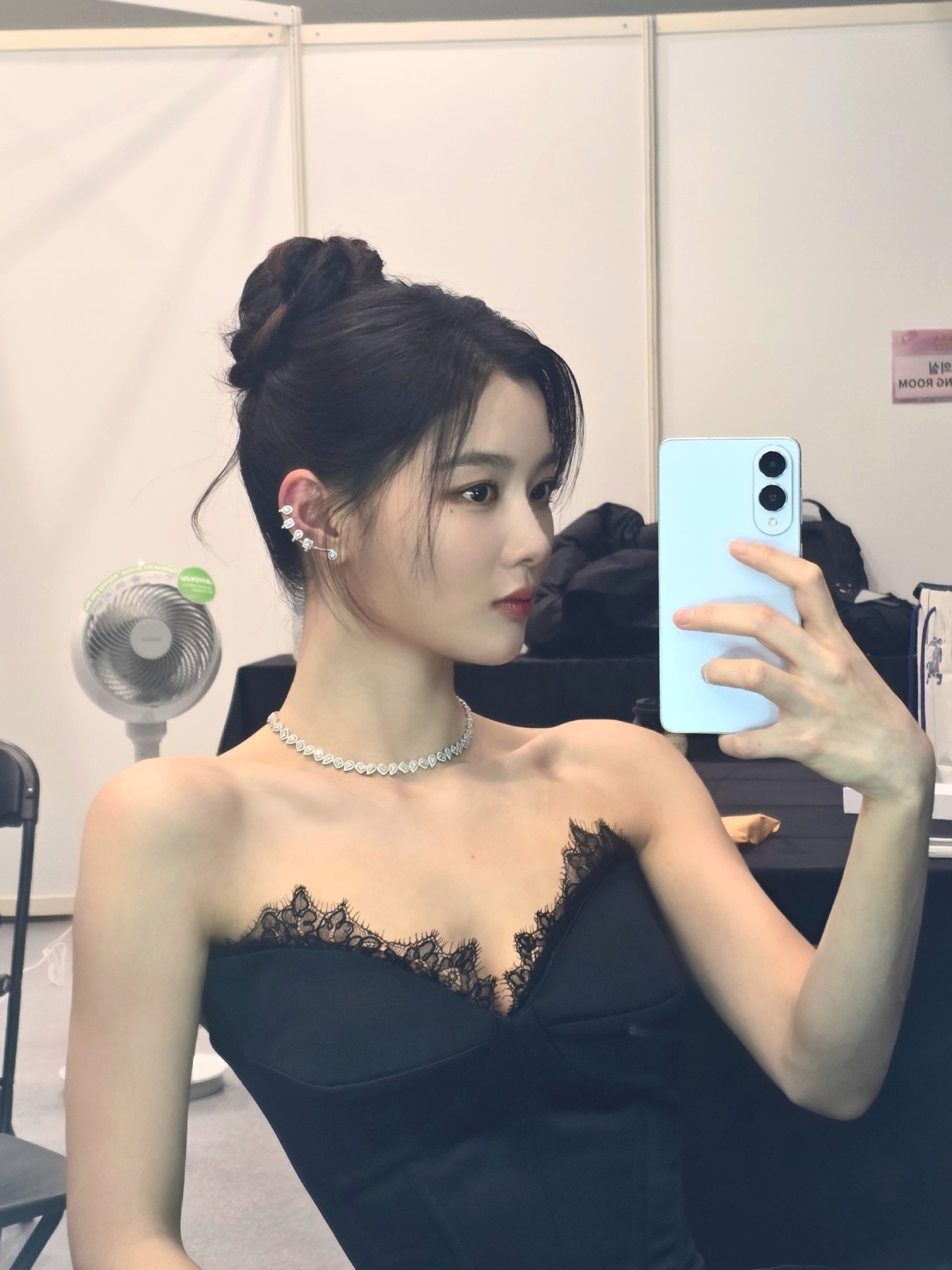 有意无意展示她的五个耳环老婆你也很喜欢吧