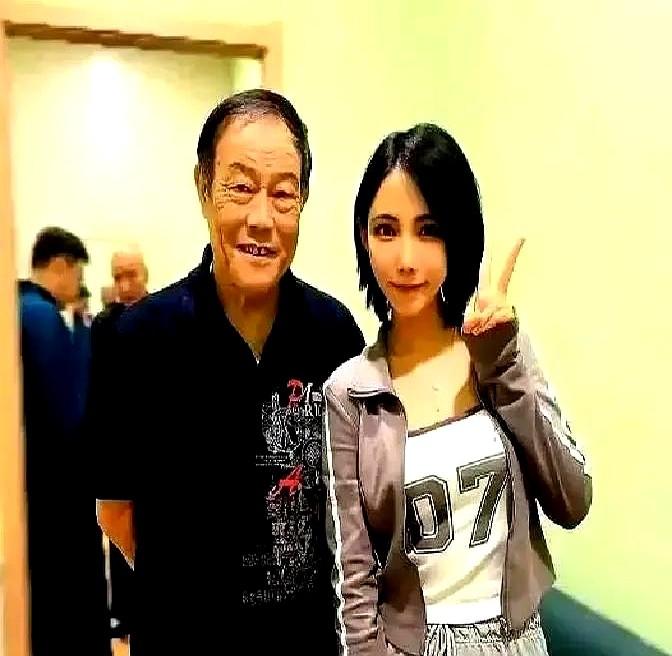 杨议四月初在直播间一句“天津说相声绕不开杨家”把火药味点着，几万观众在弹幕里求对