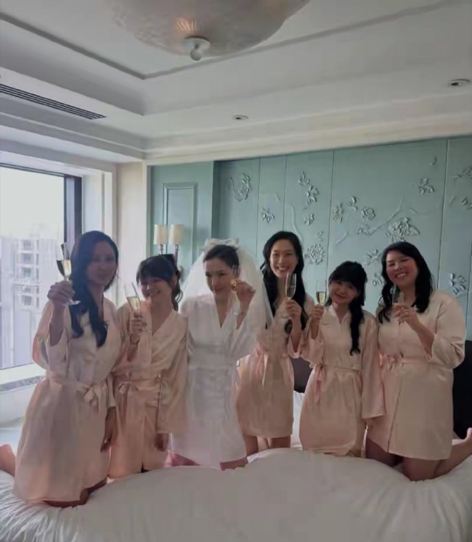 许玮甯婚前睡衣趴，瘦瘦高高白到发光，人群中美得好耀眼​​​