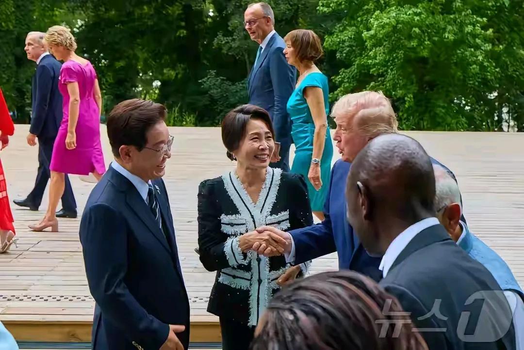 韩国总统李在明在法国G7峰会期间，主动拉着妻子金惠景上前和美国总统特朗普打招呼，