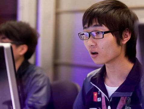 鲷哥说皮鞋天天笑他看不起他，纯黑，说查理斯虽然也黑他但是会帮他说话，Xinq是比