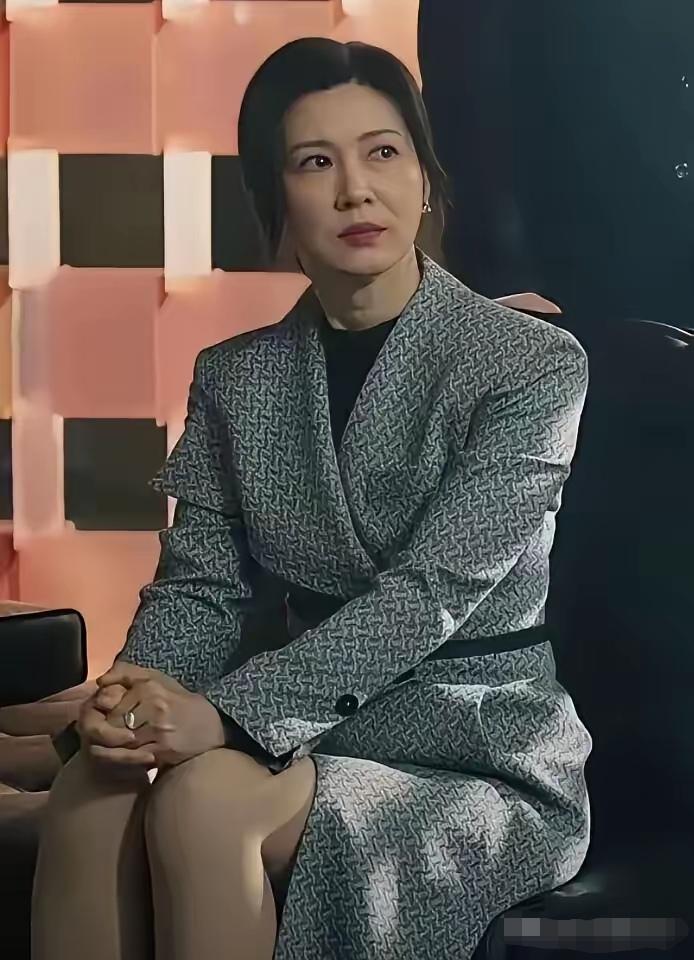 童蕾老了，但是仍然风韵犹存。气质和眼神特别的犀利霸气，和曾经温婉的田雨，简直判若
