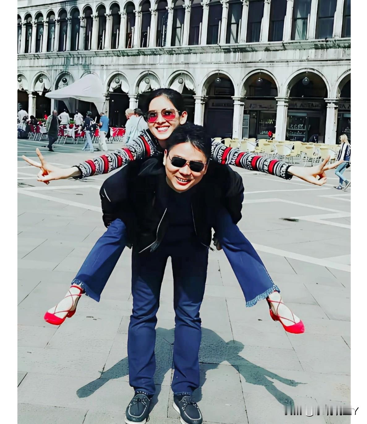 这张照片展现出了刘强东和妻子章泽天2017年在圣马可广场游玩的情景，彼时刘强东4