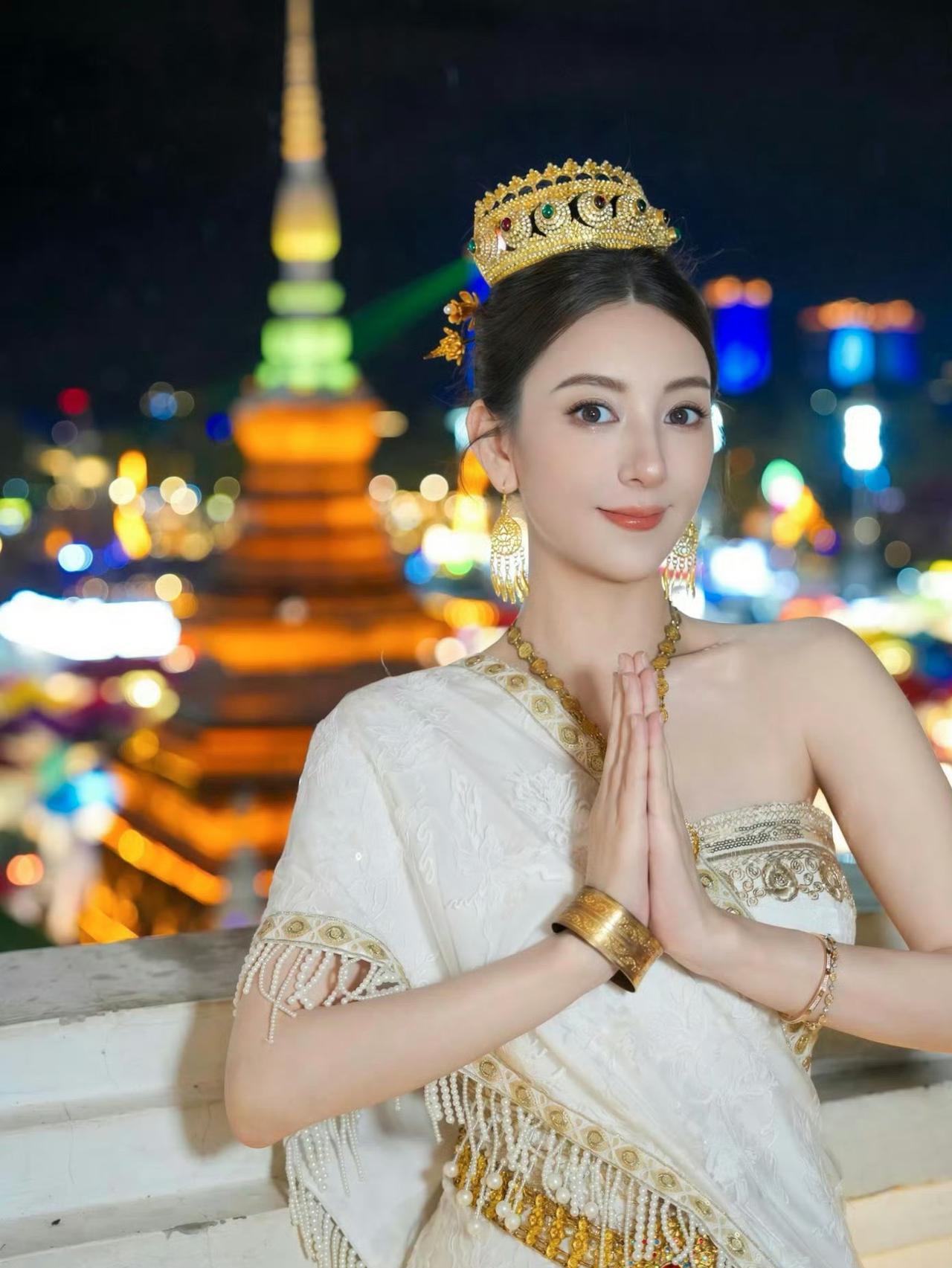郭富城赢麻了，全网都在夸他的老婆年轻漂亮！近日郭富城的小娇妻方媛挺着孕肚在西双
