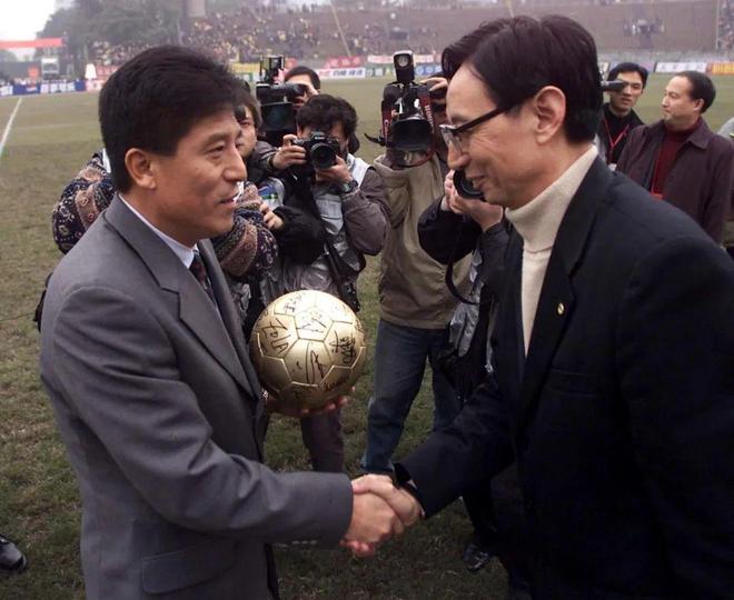 2000年11月12日，重庆隆鑫队（前卫寰岛红岩队）4-1击败北京国安，拿下队史