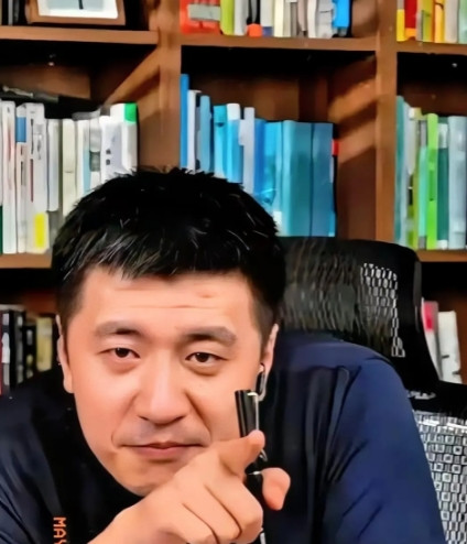张雪峰最近干得最实在的一件事。有些家长听说军校、警校提前批招生，头摇得像拨浪