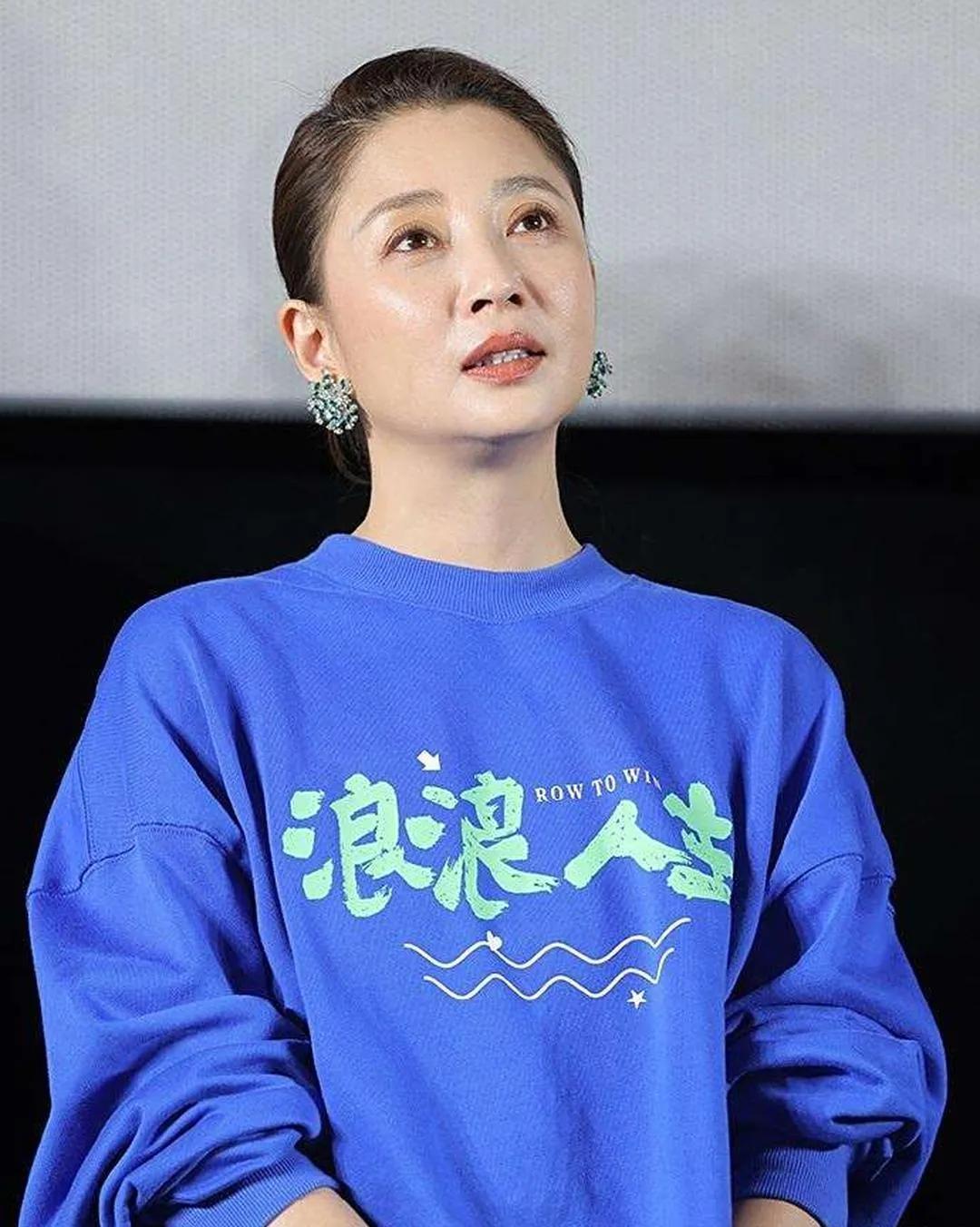 殷桃宣传新片，清新时尚范儿拉满！在新片宣传活动中，殷桃的造型让人眼前一亮?