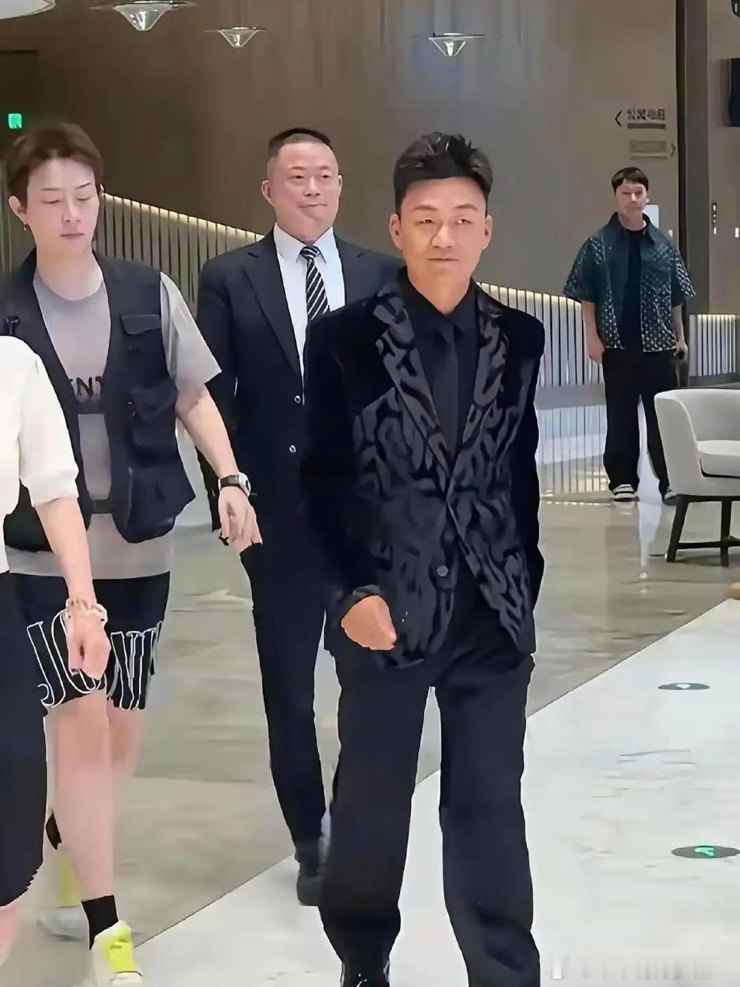 事实证明，有钱人就帅