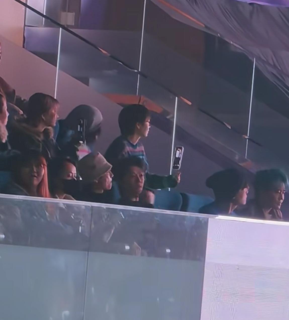 陆虎演唱会楚生、苏醒、糊糊和王铮亮都到了！果然还是老幺最被宠爱。陆虎北京演唱