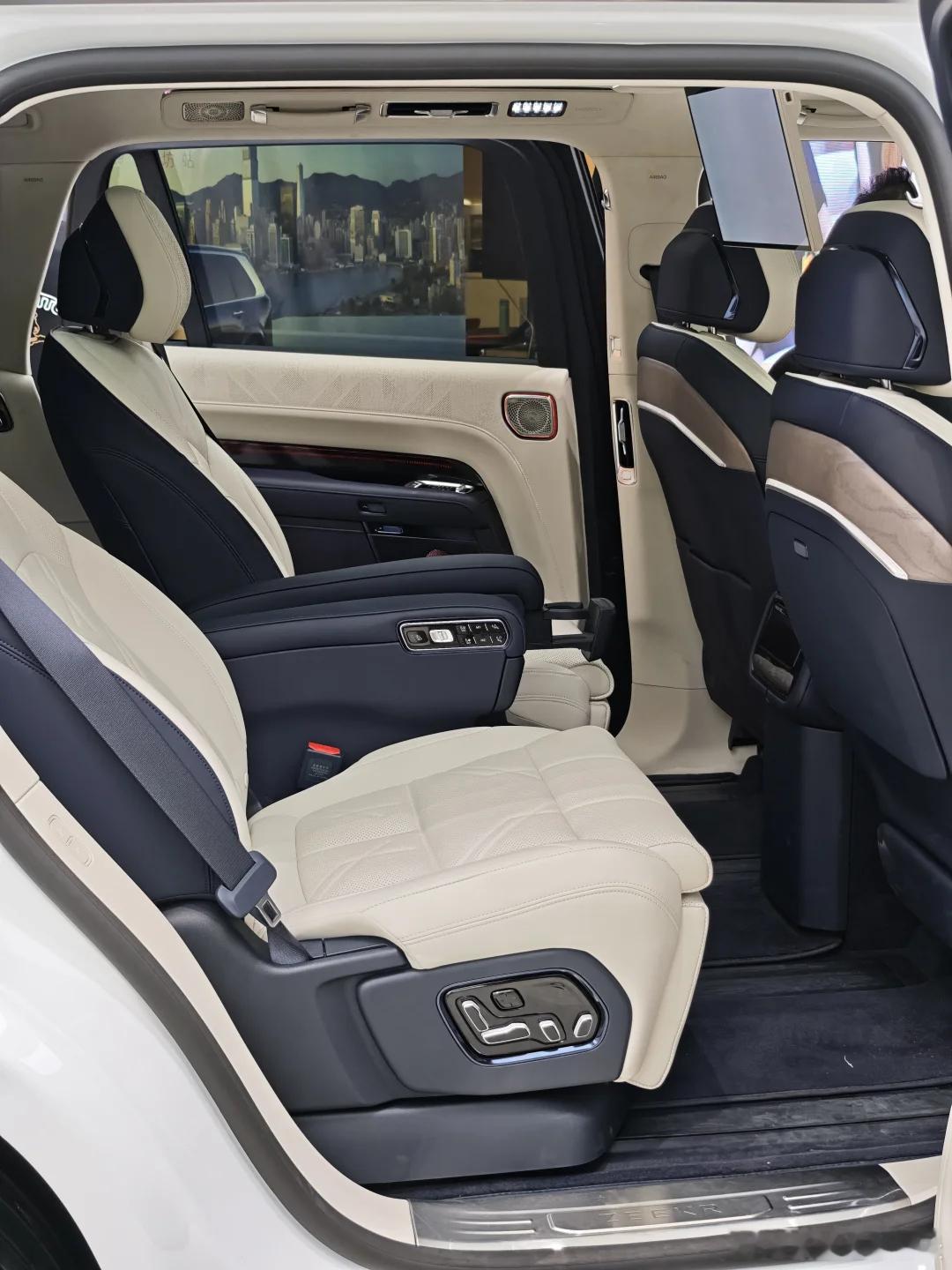 偷跑的极氪8X内饰~前排这俩把手很奔驰GLE（图2）后排门板部分的设计，我感觉比