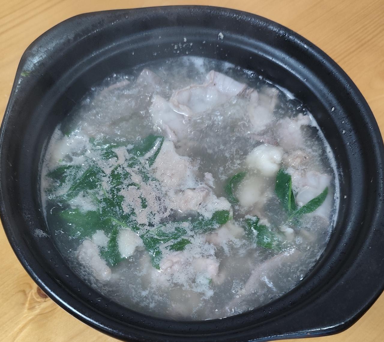 在河源紫金吃八刀汤河粉，我们四个人点了一煲八刀汤60元，在广州叫猪杂汤，一碟河粉