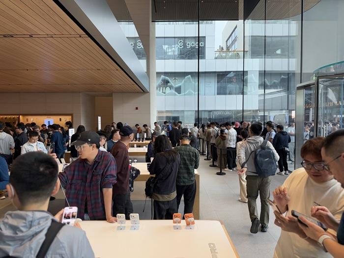 今天，iPhone17系列正式开售，黄牛也行动起来，带来两点重要信息：一、iP