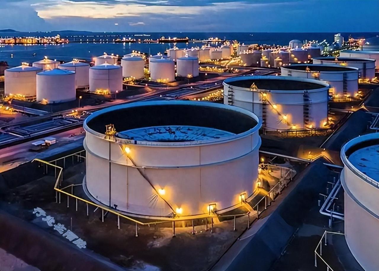 美国封锁伊朗显然牵涉到中国的利益，因为伊朗石油的最大出口方向就是中国。我认为，美