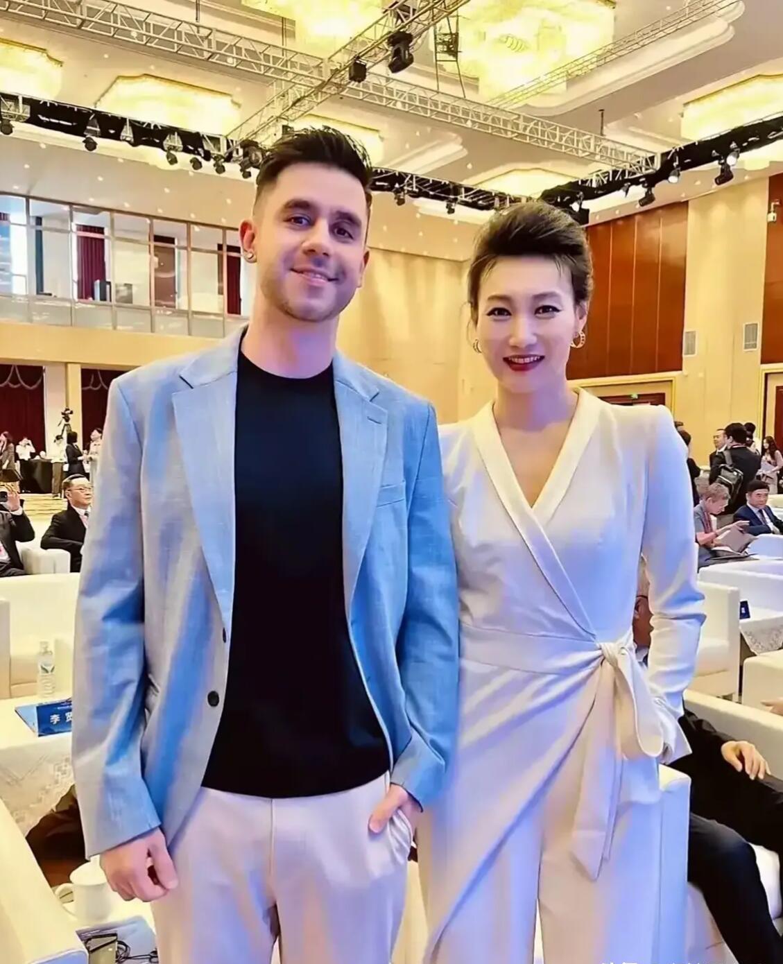 这是我见过李梓萌最好看的一个造型了，没有之一，比周涛还要美艳动人，她是扎着丸子头