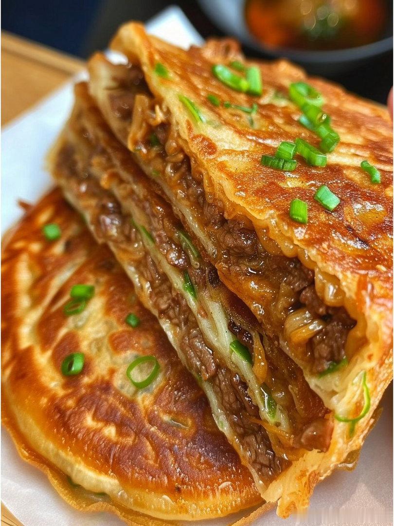 以前，我家附近有家早餐店，卖牛肉煎饼、牛肉汤、胡辣汤，开了十好几年。天天排队，老