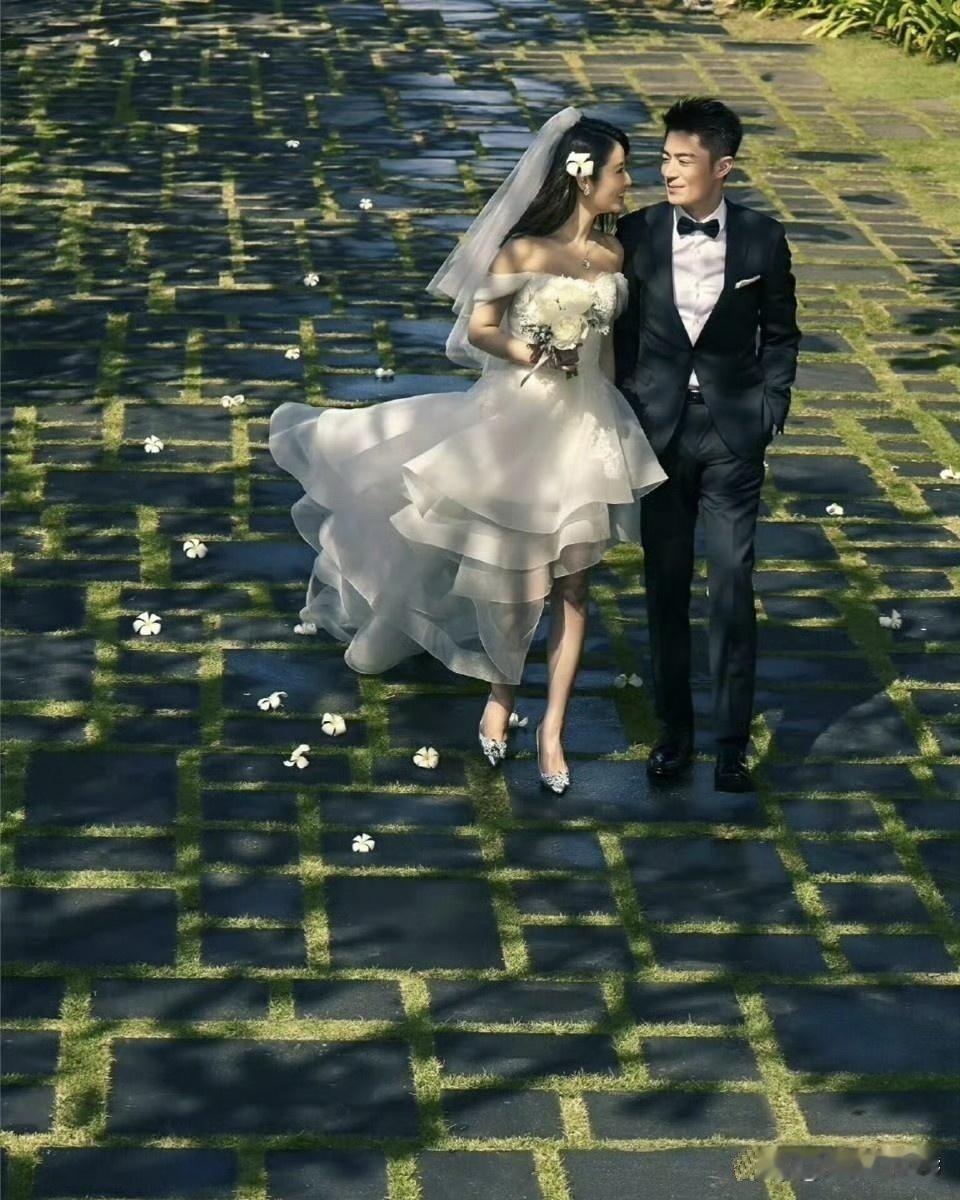 谁懂当年林心如和霍建华婚礼上，这张合照的含金量，如今再看，简直是前无古人，后无来者​