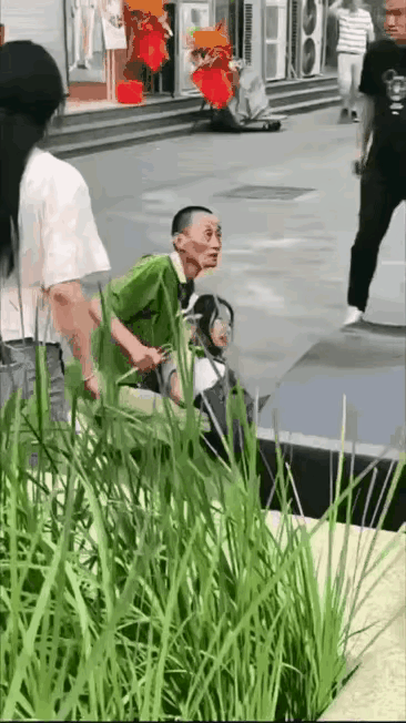 关键时刻一铁锹出手，来得太及时了！