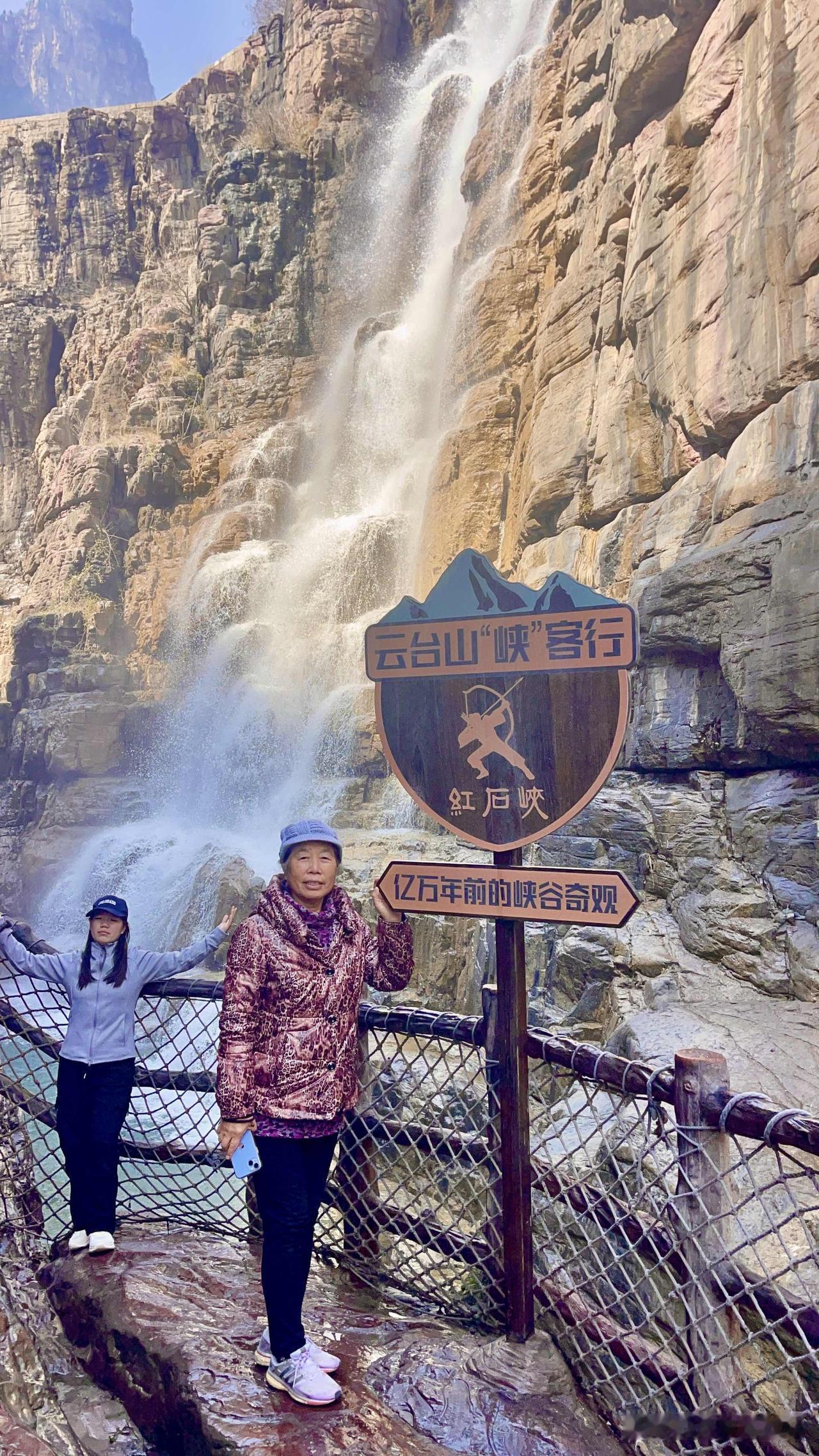 云台山旅游不累，每一个景点都有旅游车；在景点游玩累了，可乘电梯、索道、滑道等。有