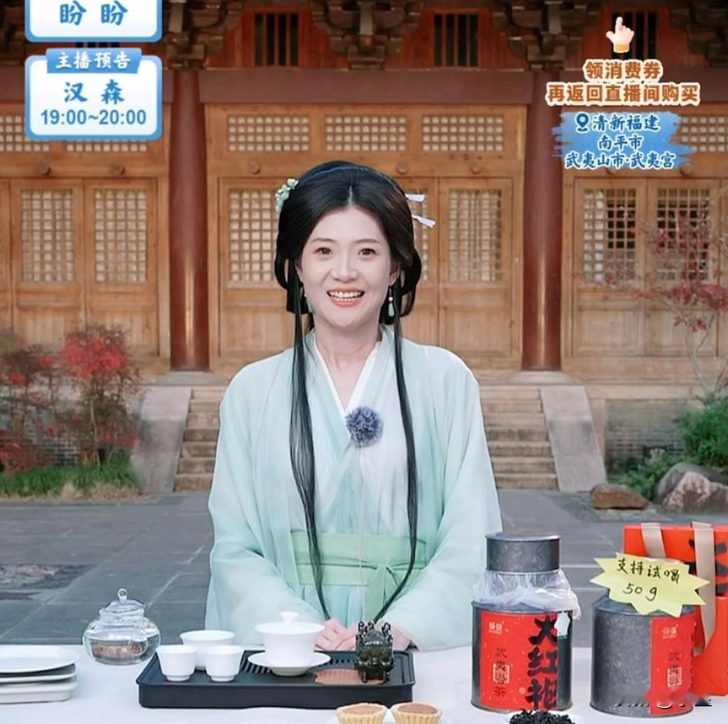 盼盼已经在福建外场直播一身汉服清雅秀丽简直美翻了这份端庄维持到美食环节直接破