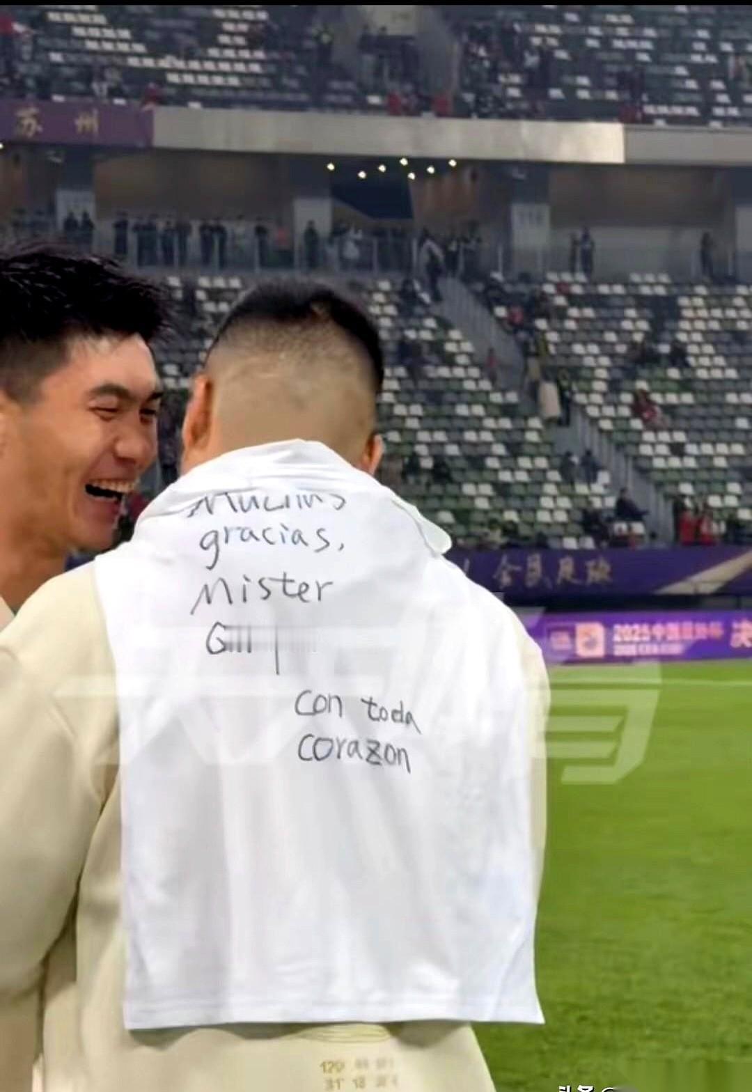 哥们儿，我给你打个比方。你结婚，大喜的日子，当着所有亲朋好友，司仪问你最想感谢