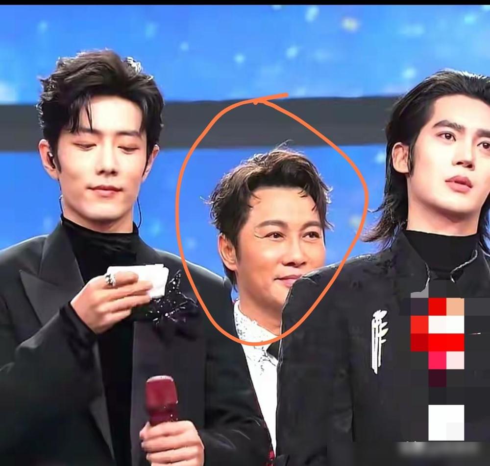 谭耀文活成背景板这事全网皆知了。东方卫视跨年晚会里，谭耀文呆在第二排，只露出小脑