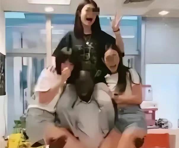 一个在我国的外国学生，拿着我国的钱来这个大国留学，他用我国资助的钱去日本旅游，去