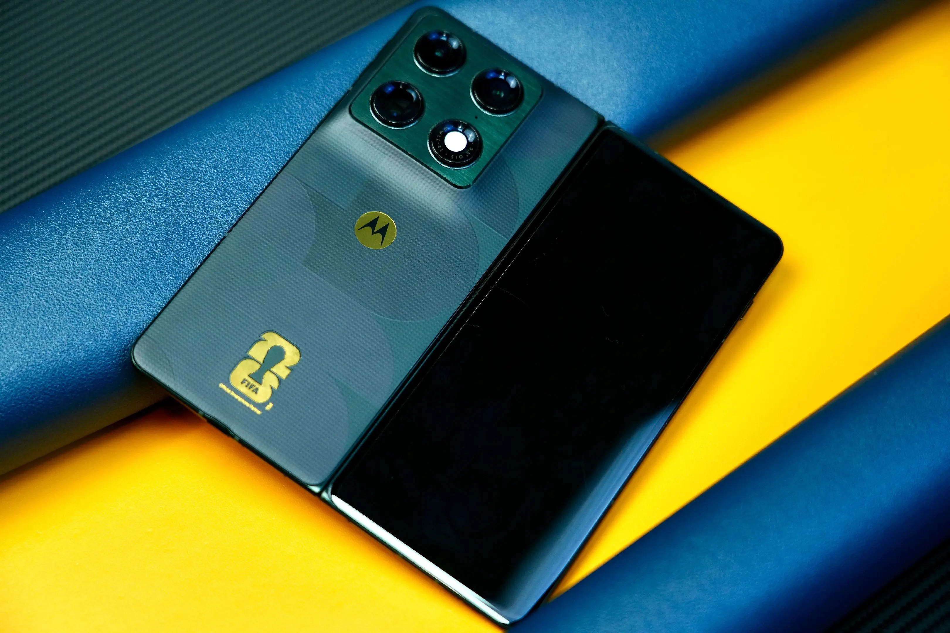 moto razr fold限定版开箱。机身背部使用24K真金锻造的大...