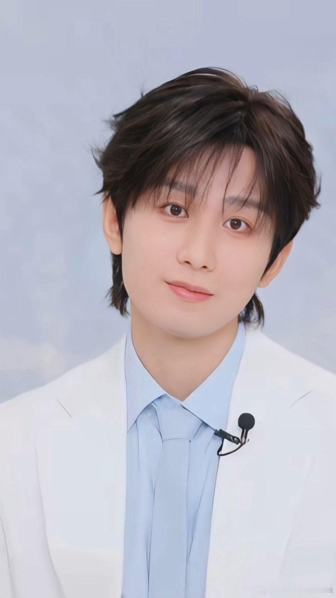 成毅，果果会毅直陪着你的，希望你以后笑容常开，哥哥笑起来很好看成毅长安二十四计c