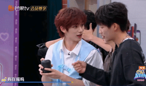 =丁程鑫试图贴脸开大魔术师魔术师遇到丁程鑫算是遇到对手了，太会搞事情了=丁程鑫试