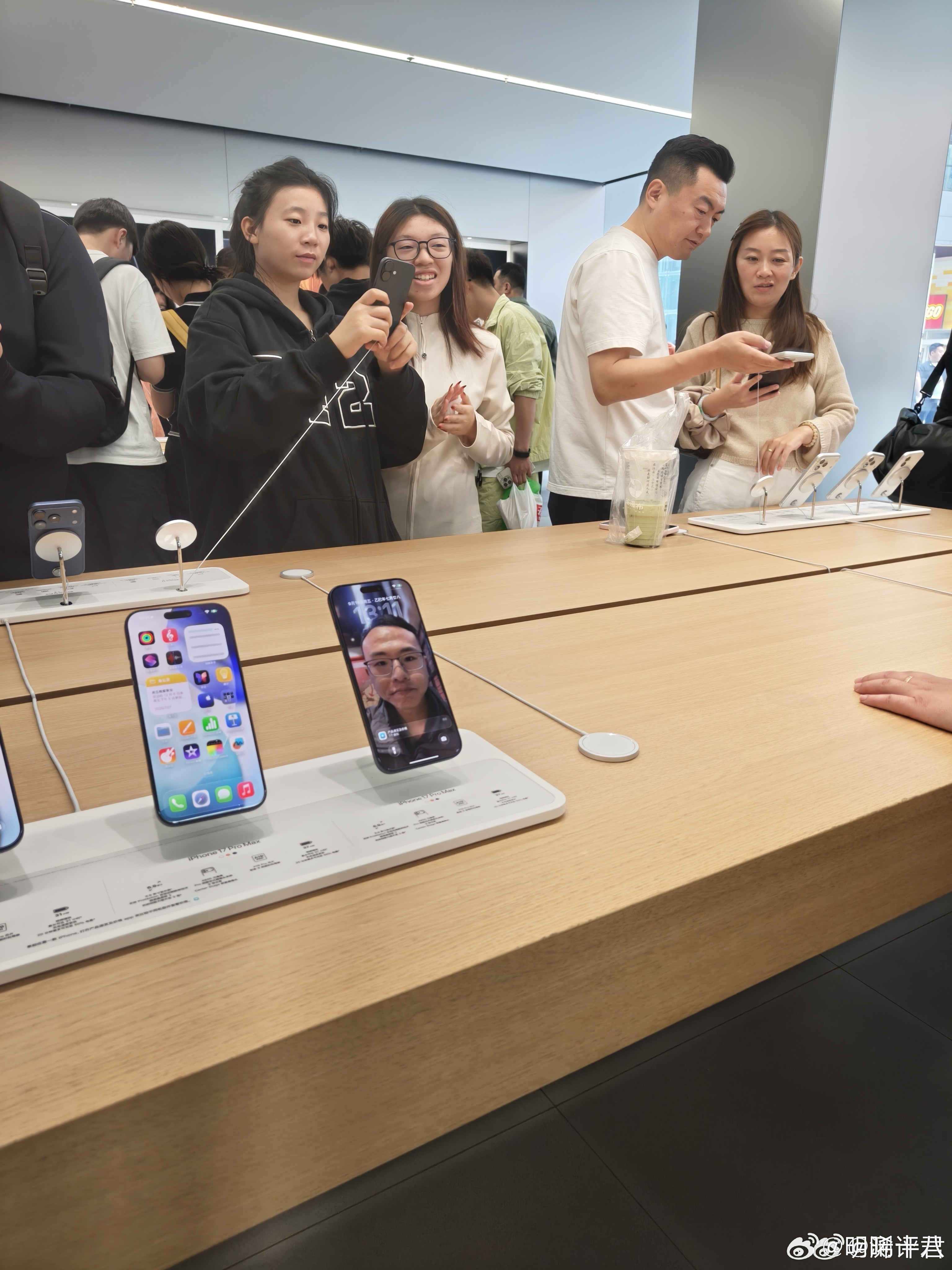 有人把苹果门店的iPhone17ProMax展机的壁纸设置成了户晨风[允悲