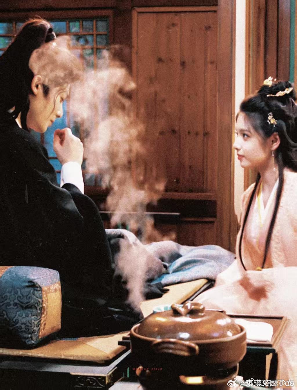 侯明昊眼神吻不必肢体靠近，单单一个注视就完成了眼神吻，缱绻又克制，满满的爱意藏在