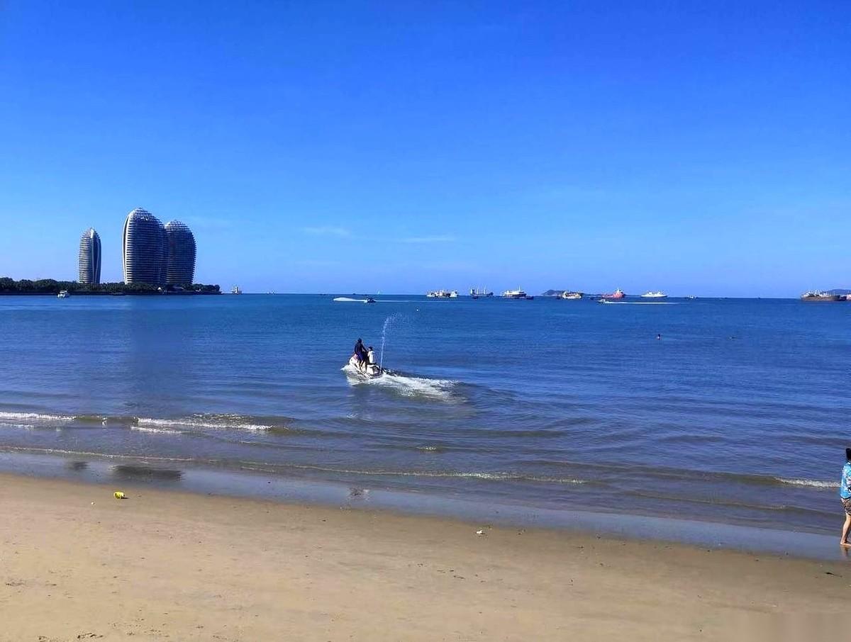 朋友老公，没了。上个月，骨灰撒进了南海。你说这叫什么事儿。去年她刚退休，两