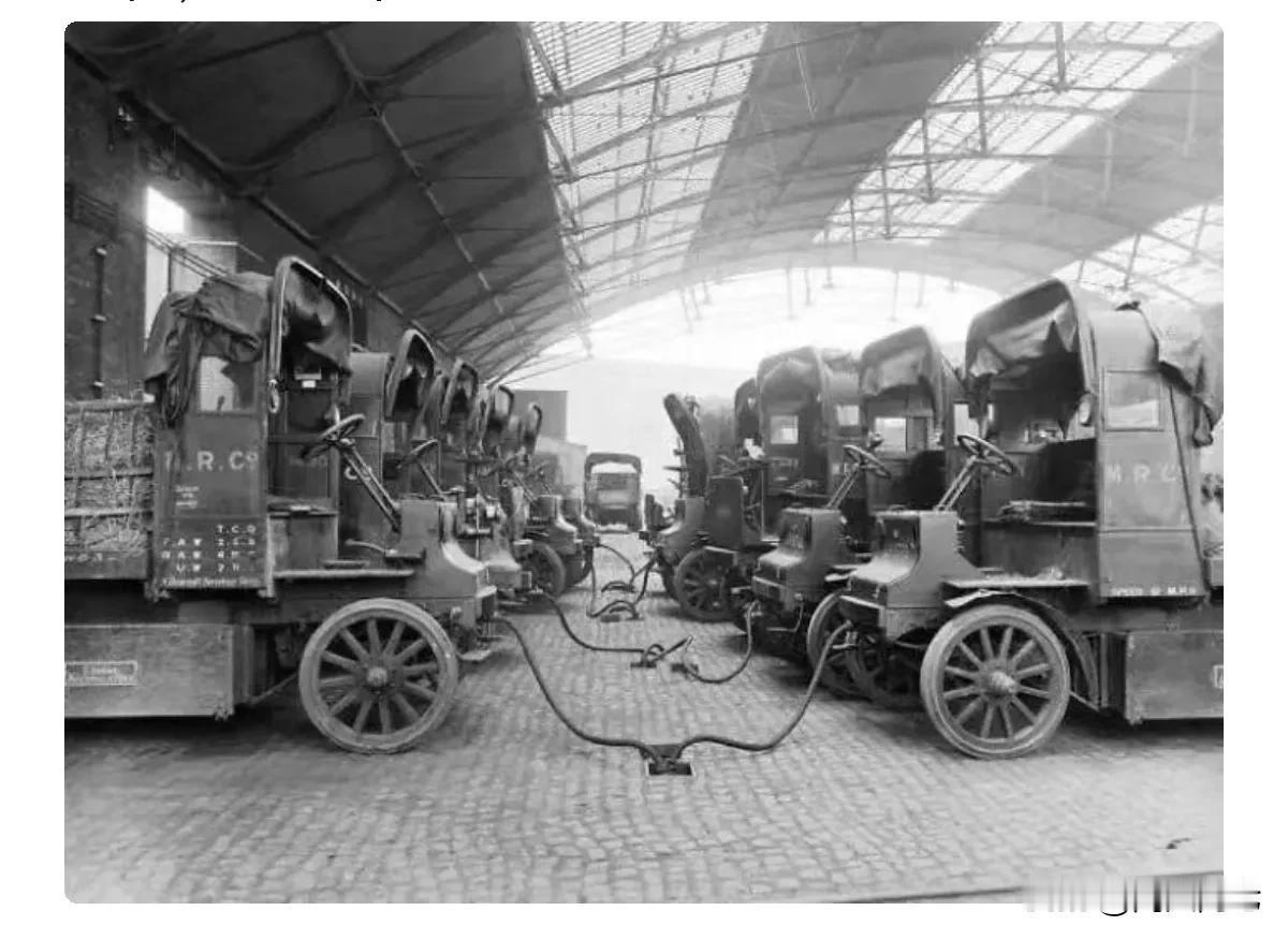 这是一张拍摄于1917年的照片，照片中电动汽车已经被广泛应用并在集中充电。到底