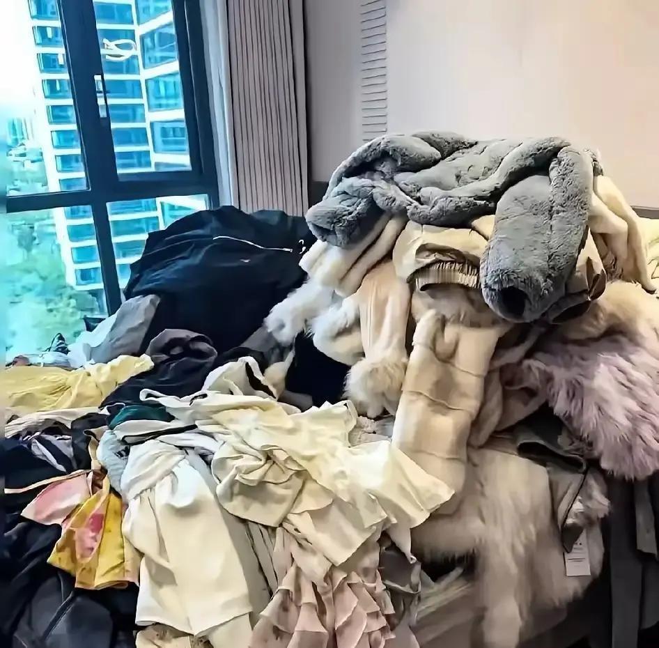 53岁表妹自驾第一天就翻车走了，老公第二天扔光她衣服、第三天去派出所销户。亲友