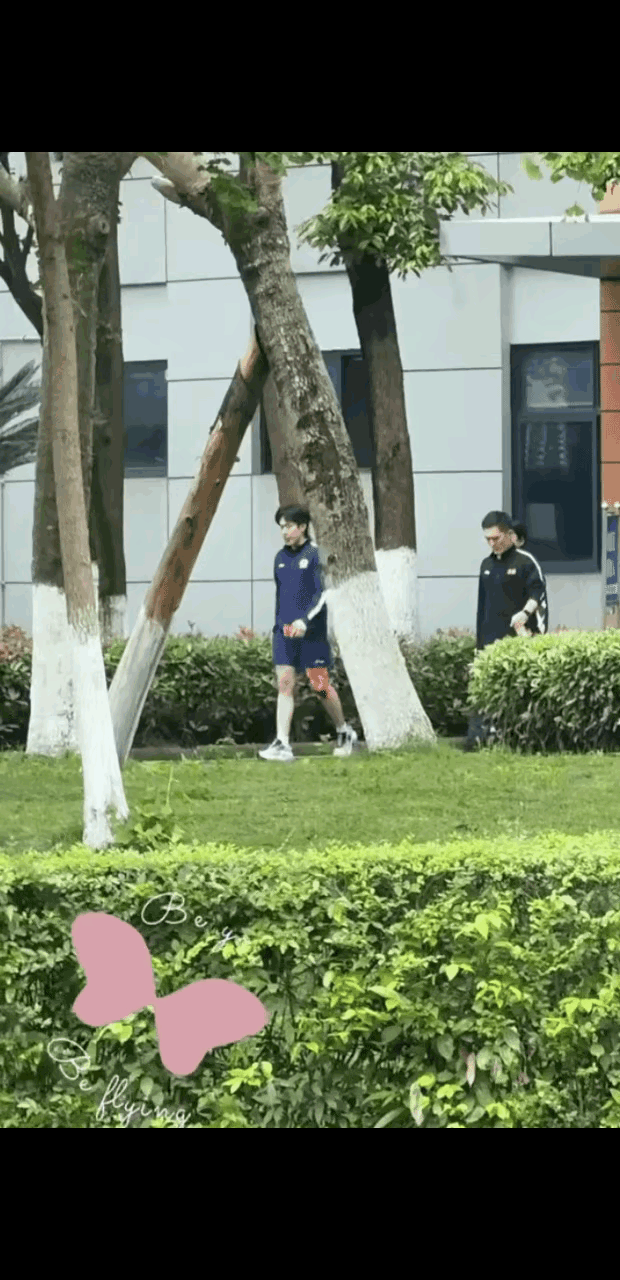 4月22日新鲜的头哥是不是又要跳沙坑了？昨天上训的头哥没有贴肌贴，前几天头哥体