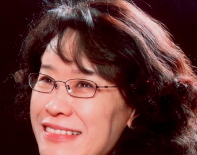 张海迪人们曾经断言她活不过27岁，医生甚至当着她母亲的面无奈摇头，仿佛宣判了她的
