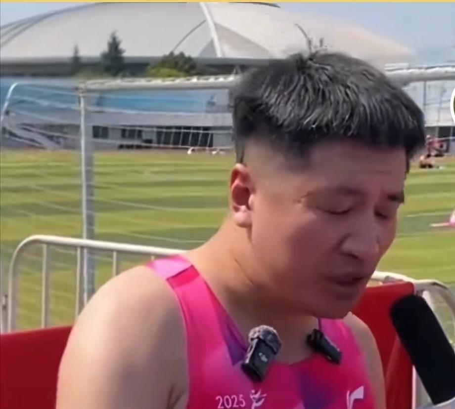 张雪峰他应该属于过度劳累导致去世的。你看看他的头发，年纪轻轻，白头发一大堆，还