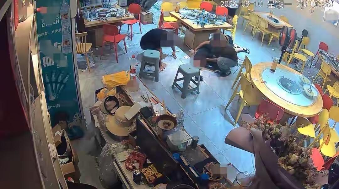 细思极恐！四川攀枝花，女子经营一家餐馆，一日，店里来了3个男子和一个女子抱了个小