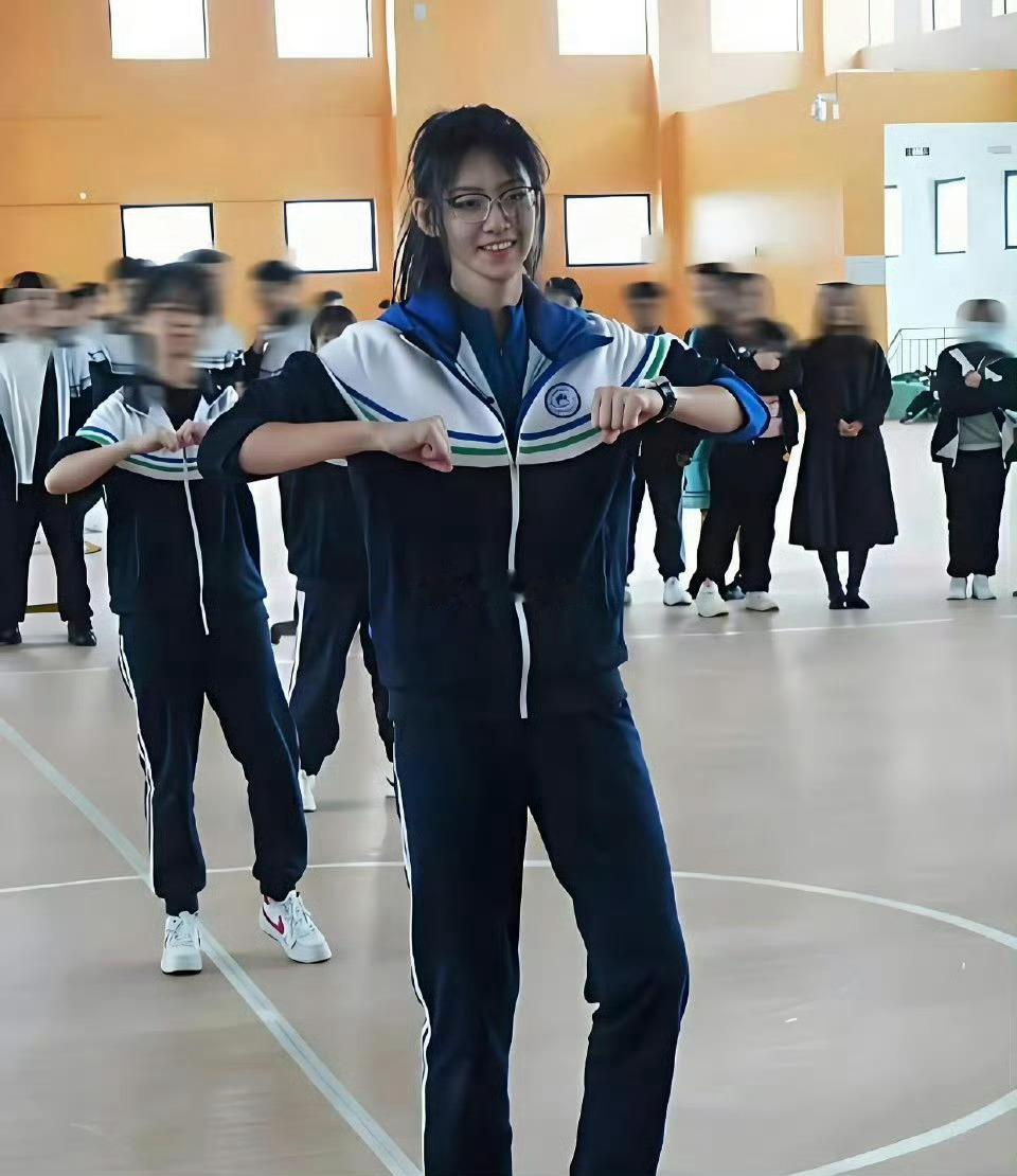 这校服愣是给穿成了西装的效果呀​​​​
